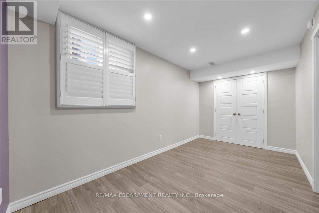 Photo 33 of 25 70 Plains Road W, Burlington ON