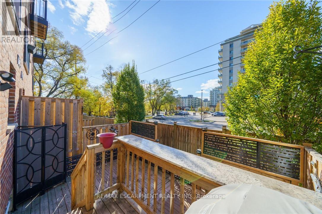 Photo 37 of 25 70 Plains Road W, Burlington ON