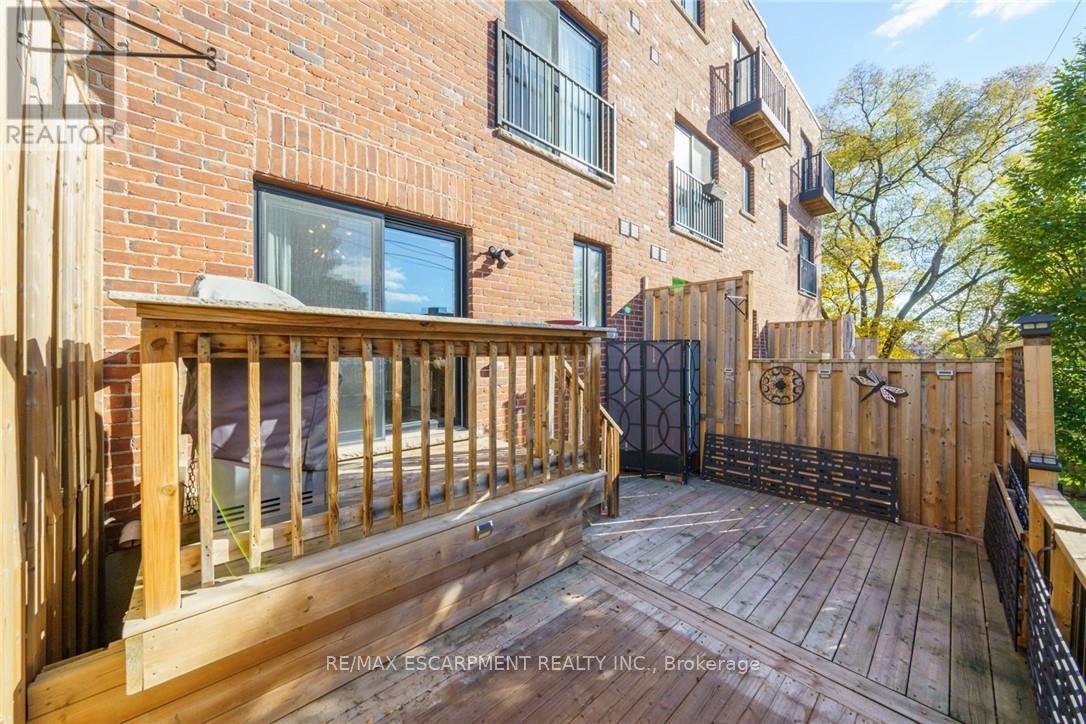 Photo 40 of 25 70 Plains Road W, Burlington ON