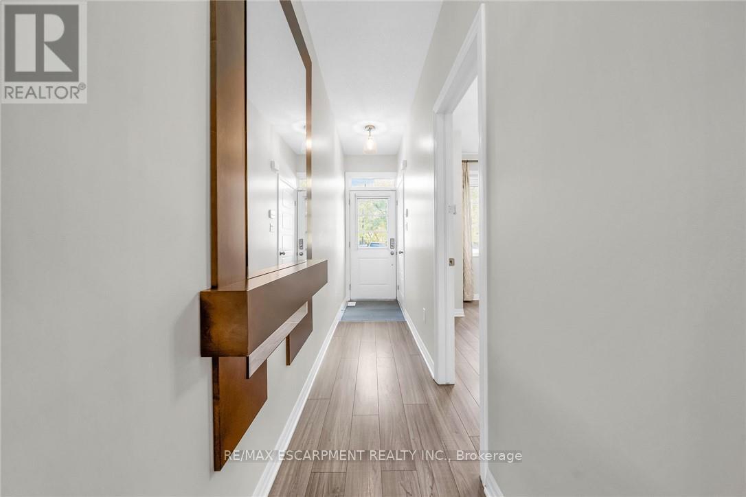Photo 5 of 25 70 Plains Road W, Burlington ON