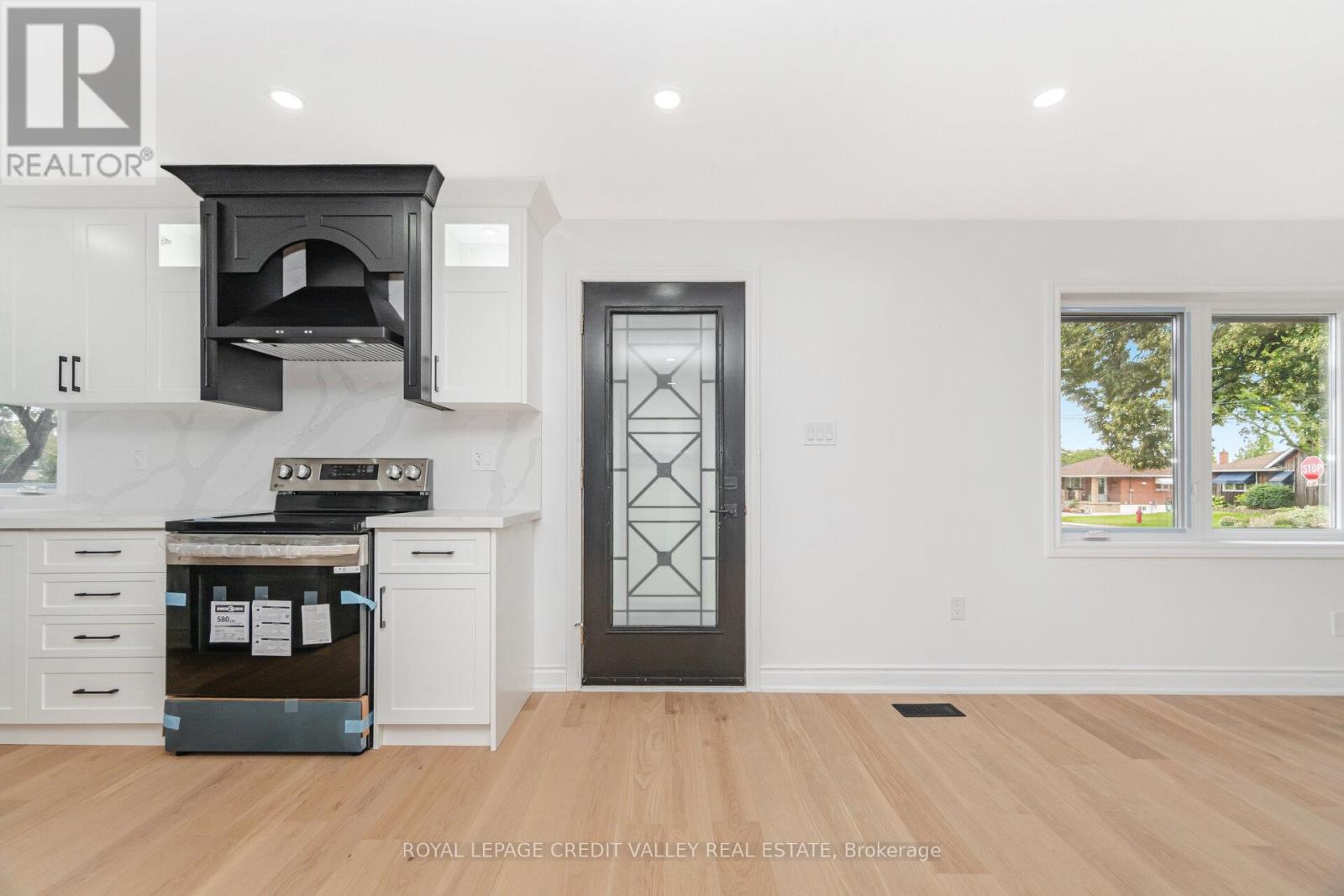 Photo 10 of Upper 812 Tenth Avenue, Hamilton ON
