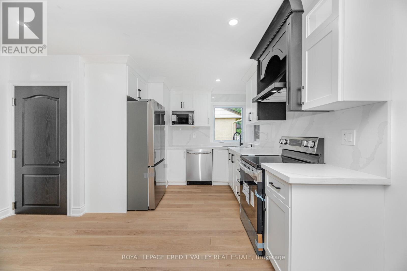 Photo 19 of Upper 812 Tenth Avenue, Hamilton ON