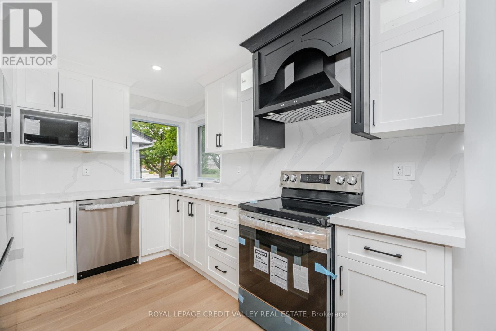 Photo 20 of Upper 812 Tenth Avenue, Hamilton ON