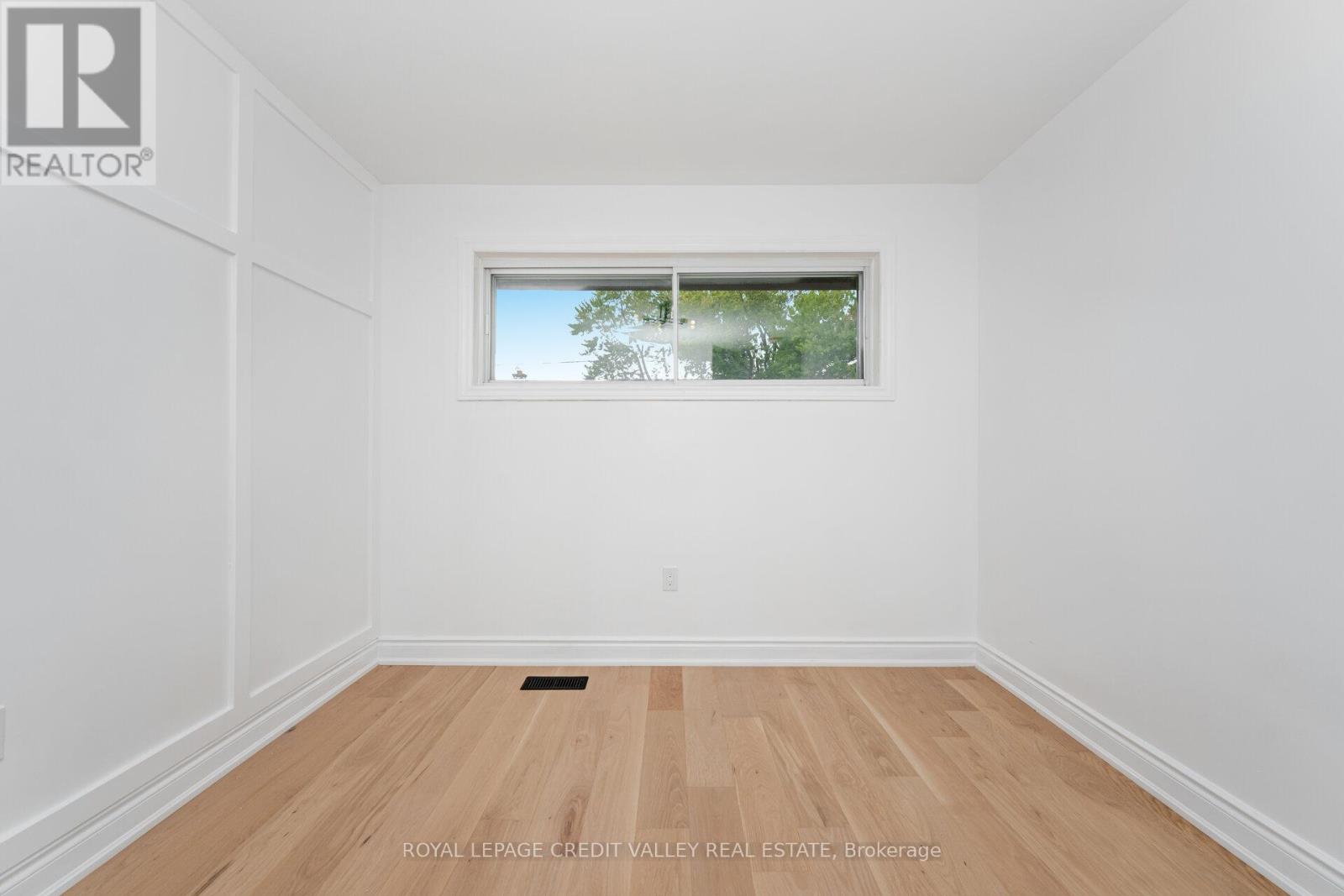 Photo 25 of Upper 812 Tenth Avenue, Hamilton ON