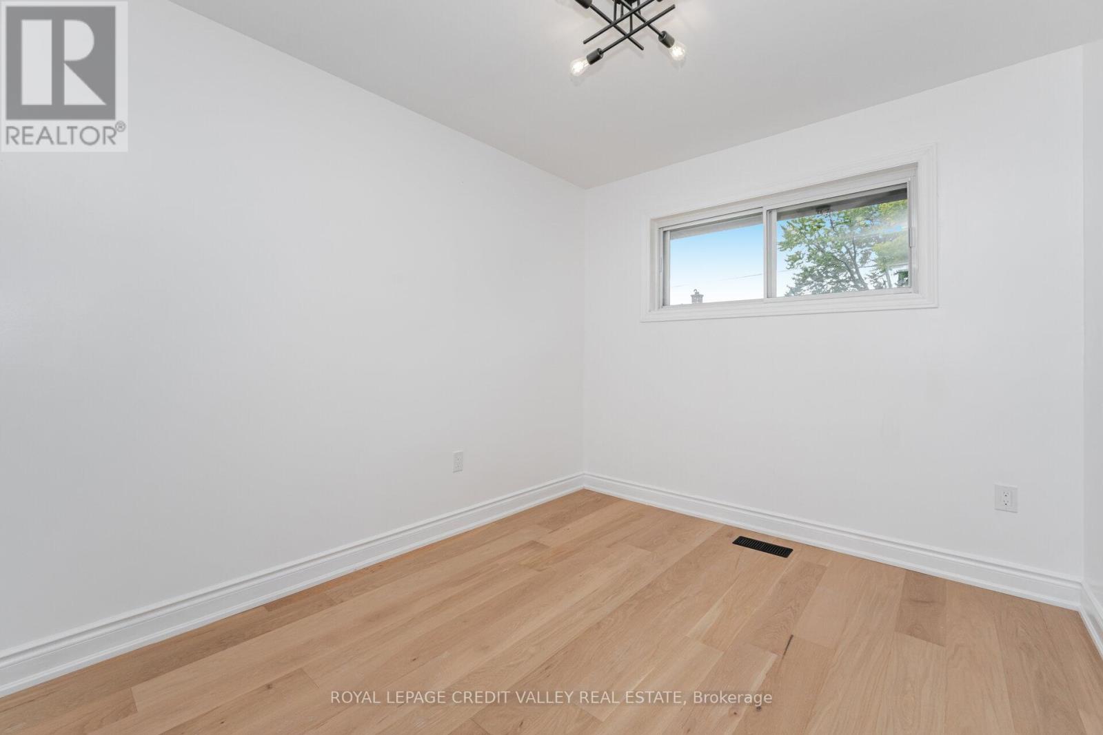 Photo 26 of Upper 812 Tenth Avenue, Hamilton ON