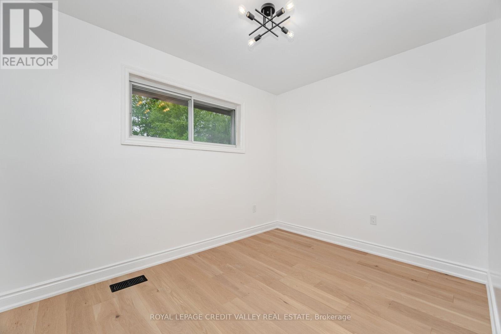 Photo 28 of Upper 812 Tenth Avenue, Hamilton ON