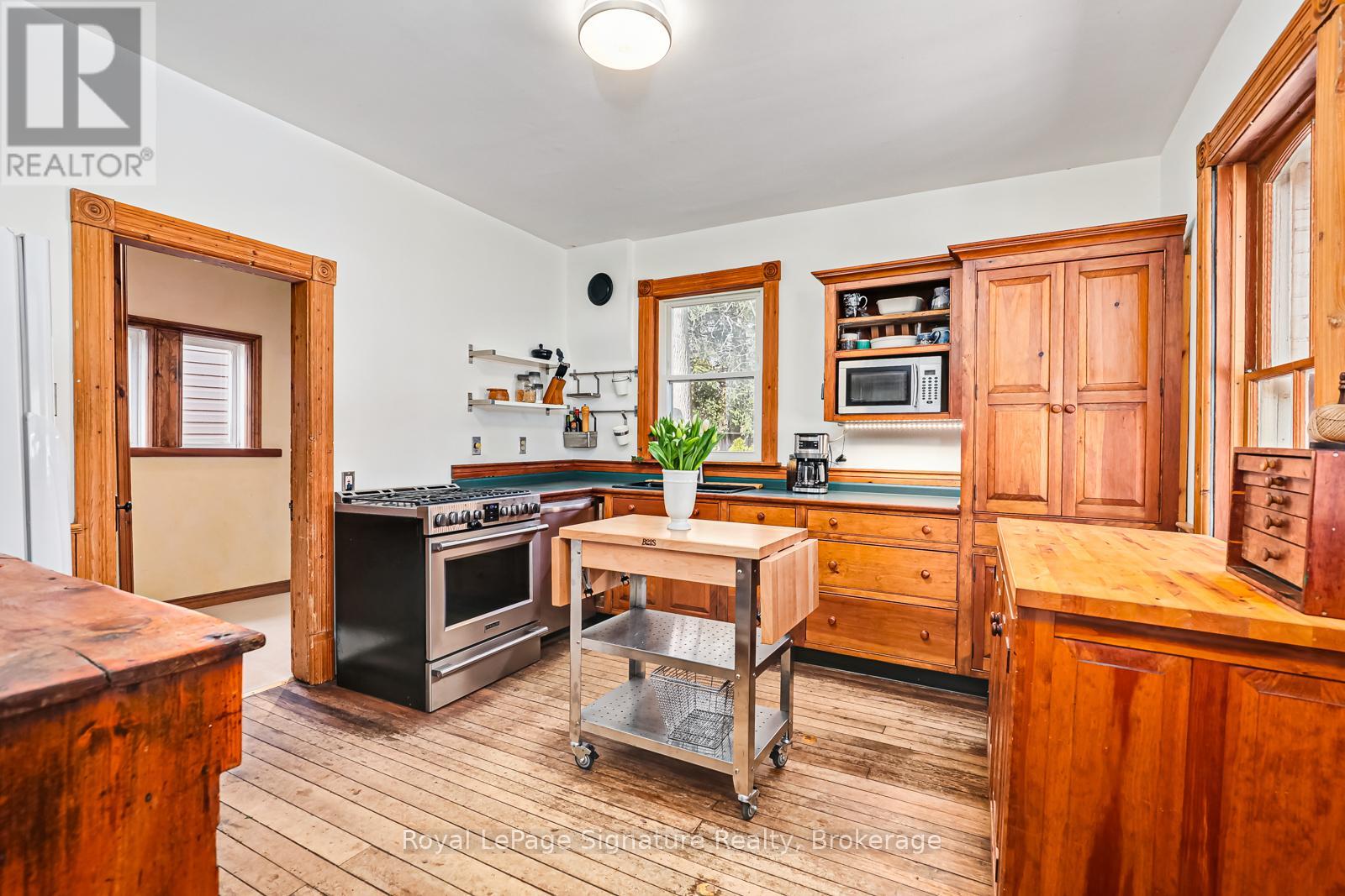 Photo 11 of 155 Clark Street, Blue Mountains ON