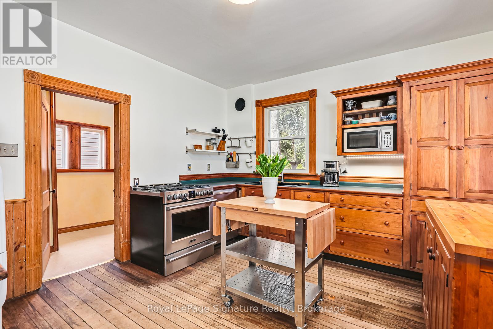 Photo 12 of 155 Clark Street, Blue Mountains ON