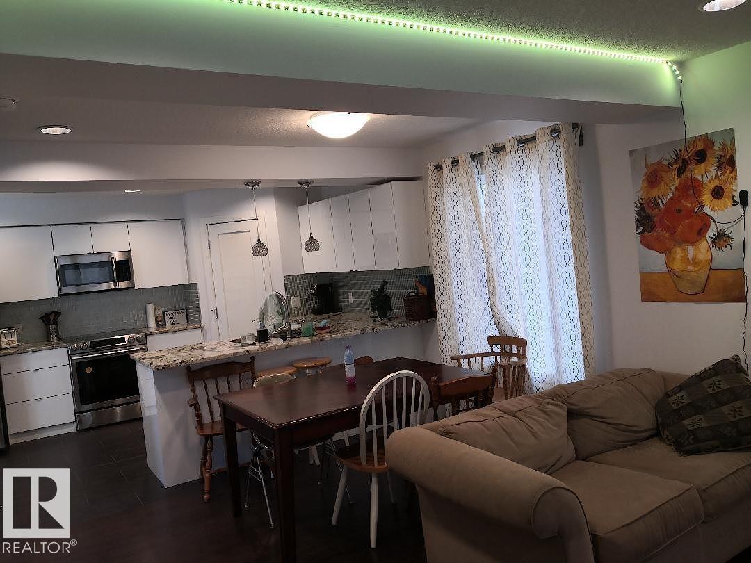 Photo 3 of 10922 81 Av Nw Nw, Edmonton AB