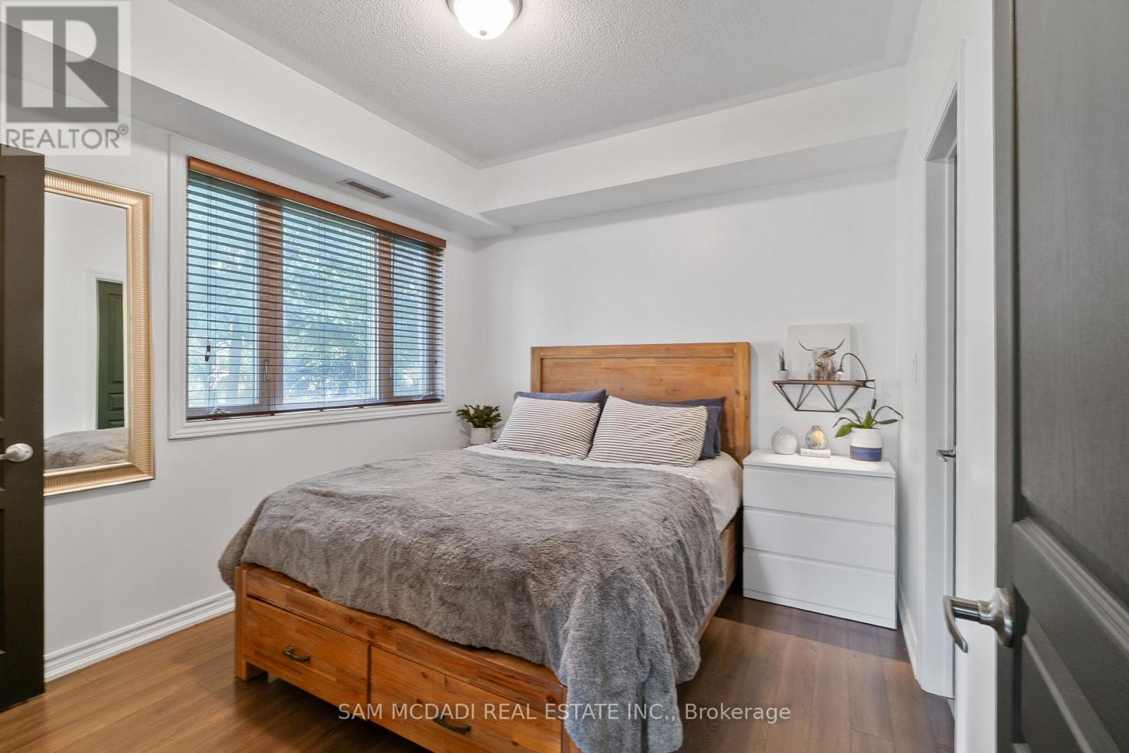 Photo 17 of 131 570 Lolita Gardens, Mississauga ON