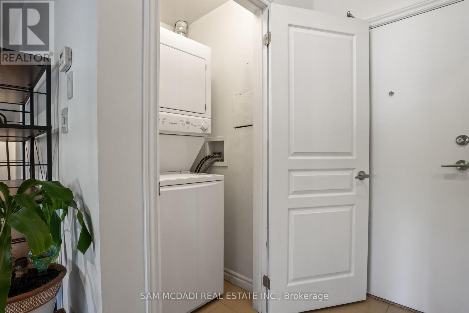 Photo 16 of 131 570 Lolita Gardens, Mississauga ON