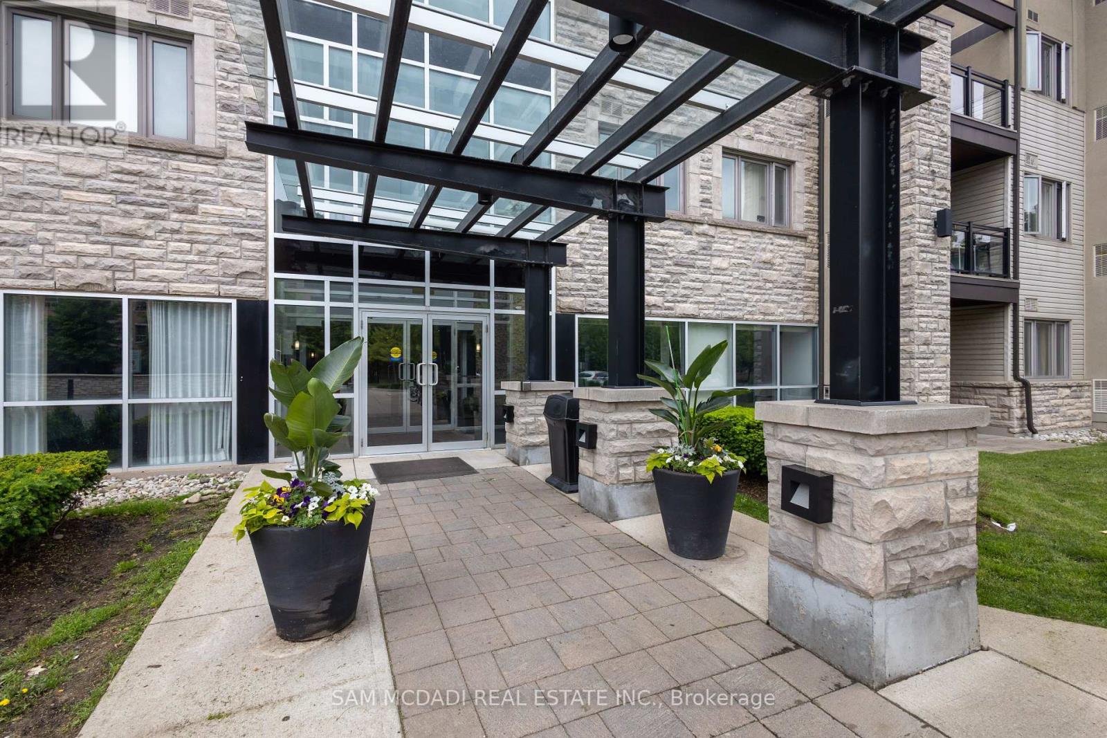 Photo 2 of 131 570 Lolita Gardens, Mississauga ON