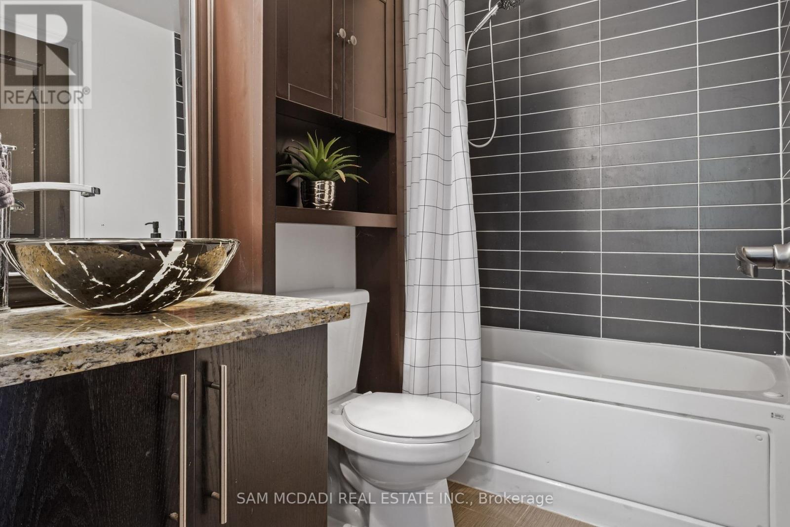 Photo 12 of 131 570 Lolita Gardens, Mississauga ON