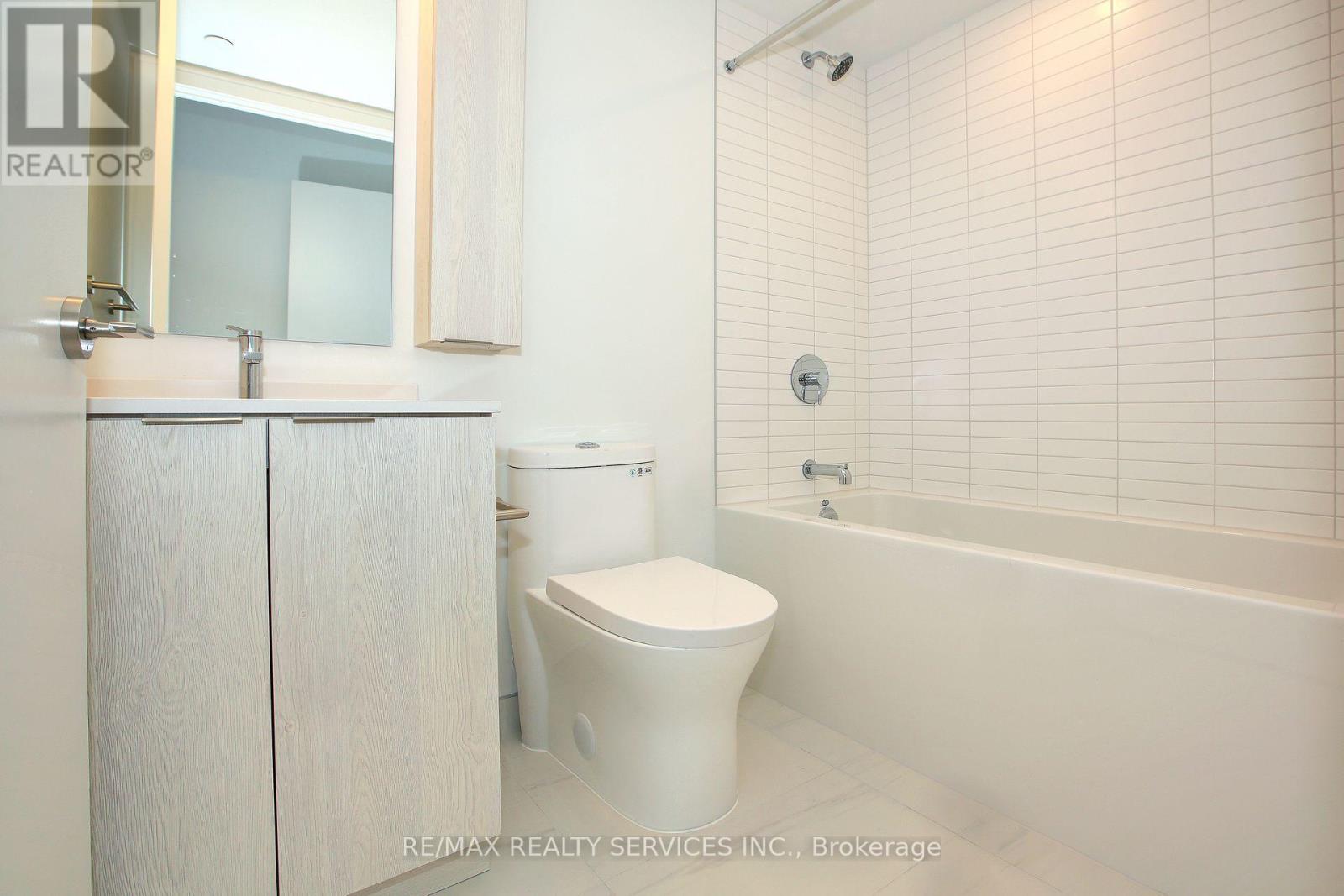 Photo 14 of 92 Agnes Street, Mississauga ON