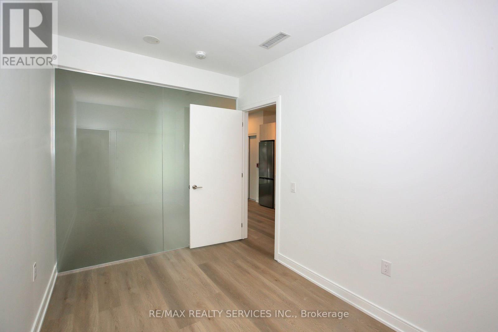 Photo 11 of 92 Agnes Street, Mississauga ON