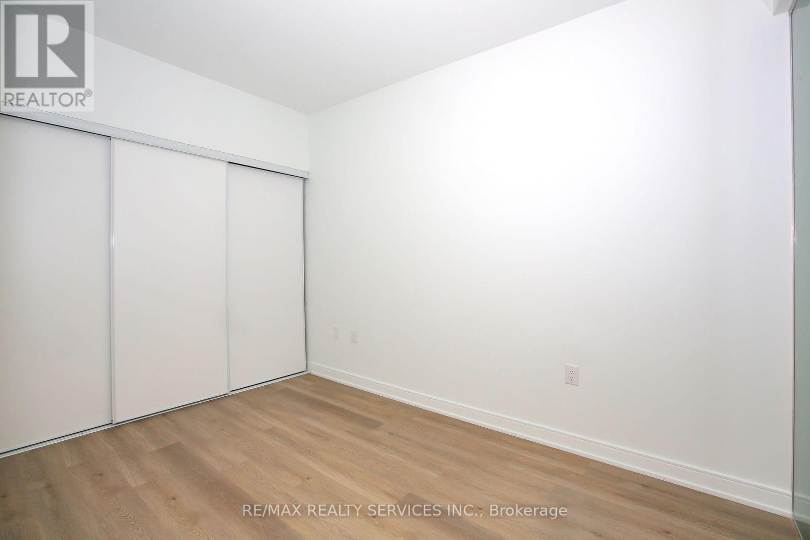 Photo 12 of 92 Agnes Street, Mississauga ON