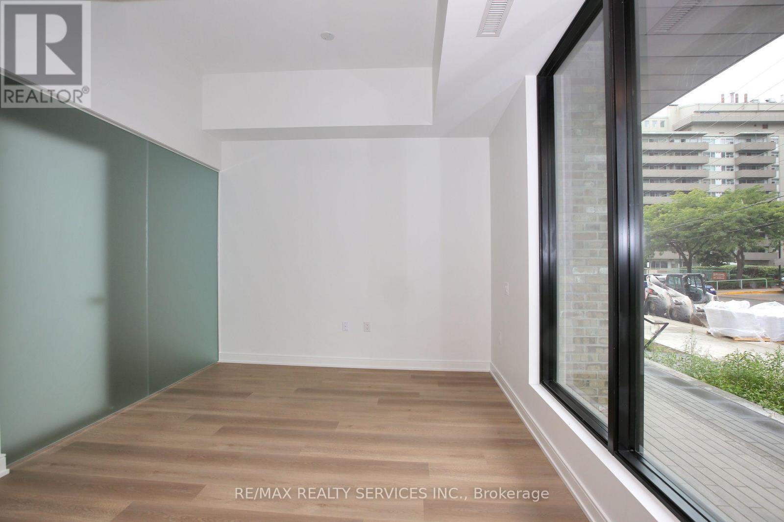 Photo 6 of 92 Agnes Street, Mississauga ON