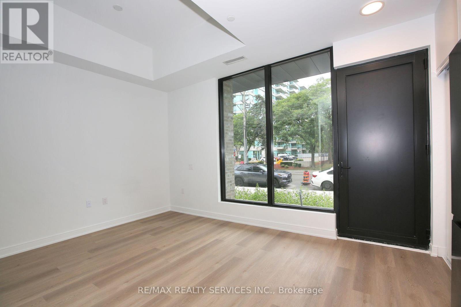 Photo 5 of 92 Agnes Street, Mississauga ON