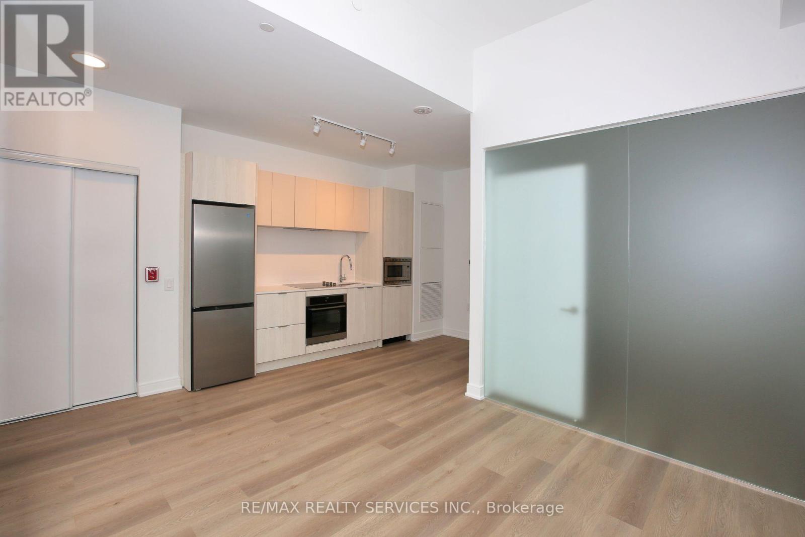 Photo 7 of 92 Agnes Street, Mississauga ON