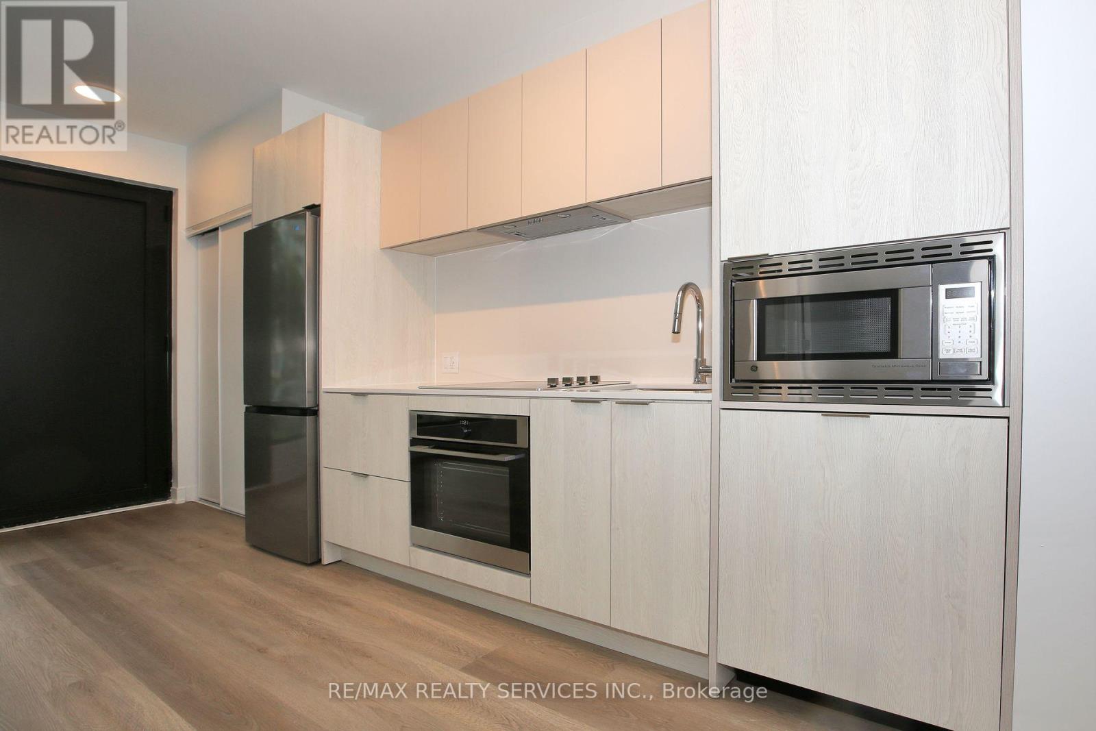 Photo 8 of 92 Agnes Street, Mississauga ON