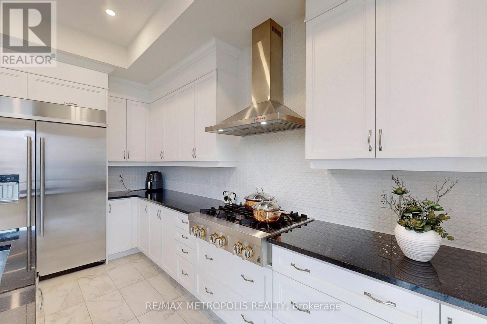Photo 10 of 100 Ballantyne Boulevard, Vaughan ON