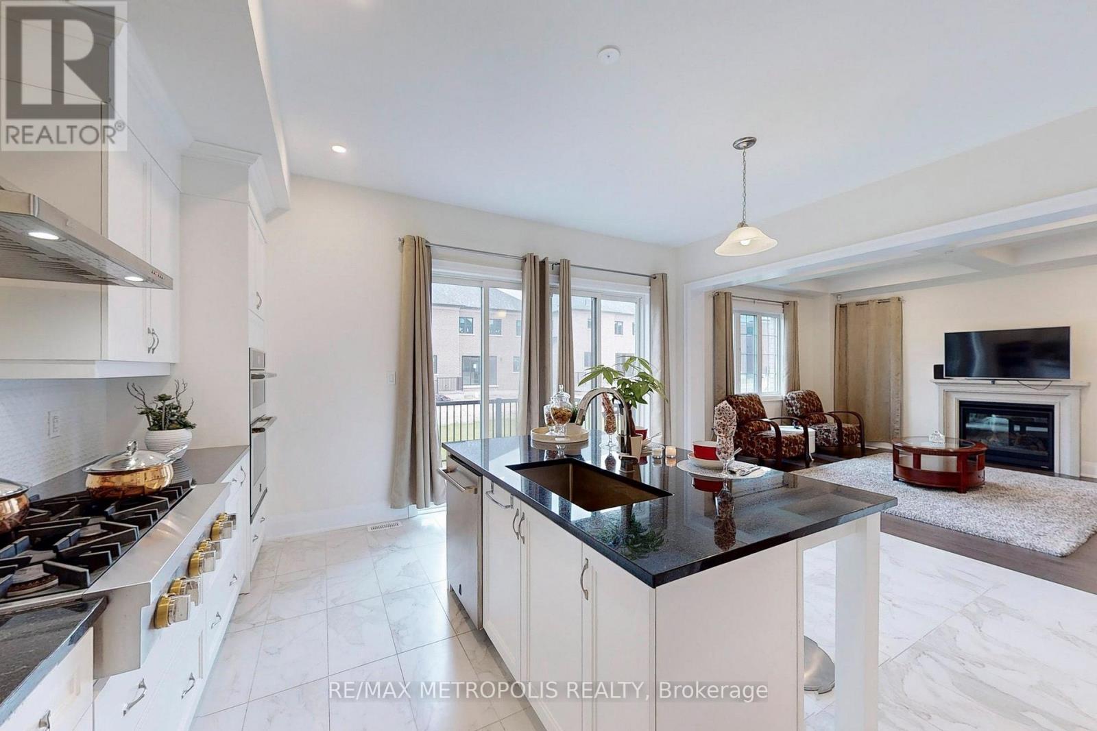 Photo 12 of 100 Ballantyne Boulevard, Vaughan ON