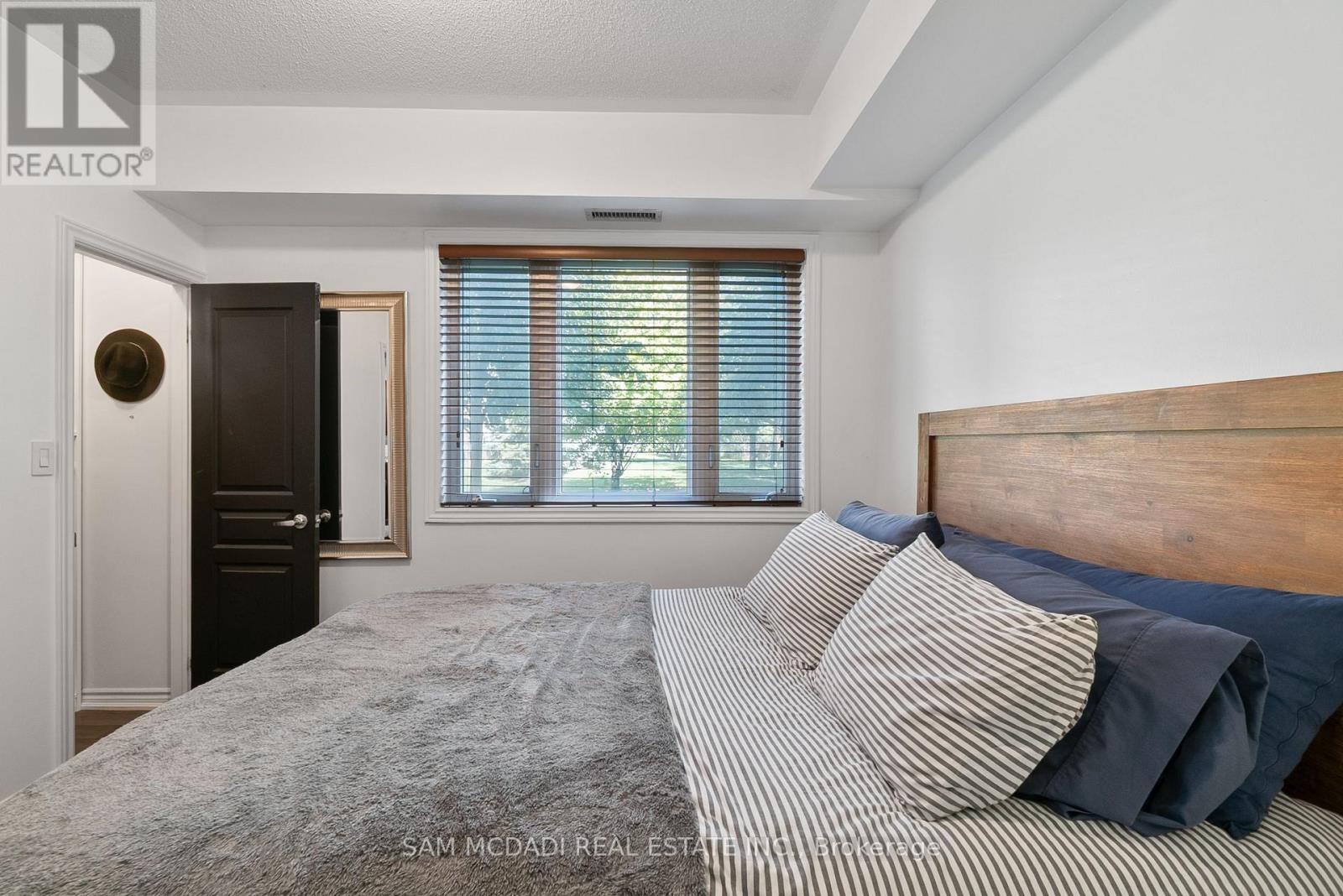 Photo 18 of 131 570 Lolita Gardens, Mississauga ON