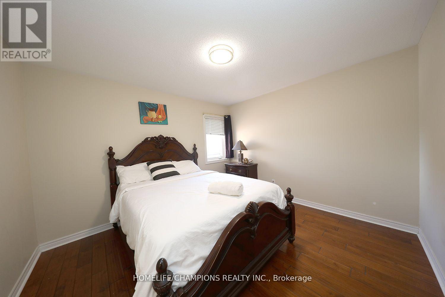 Photo 15 of 142 Estate Garden Avenue, Richmond Hill ON