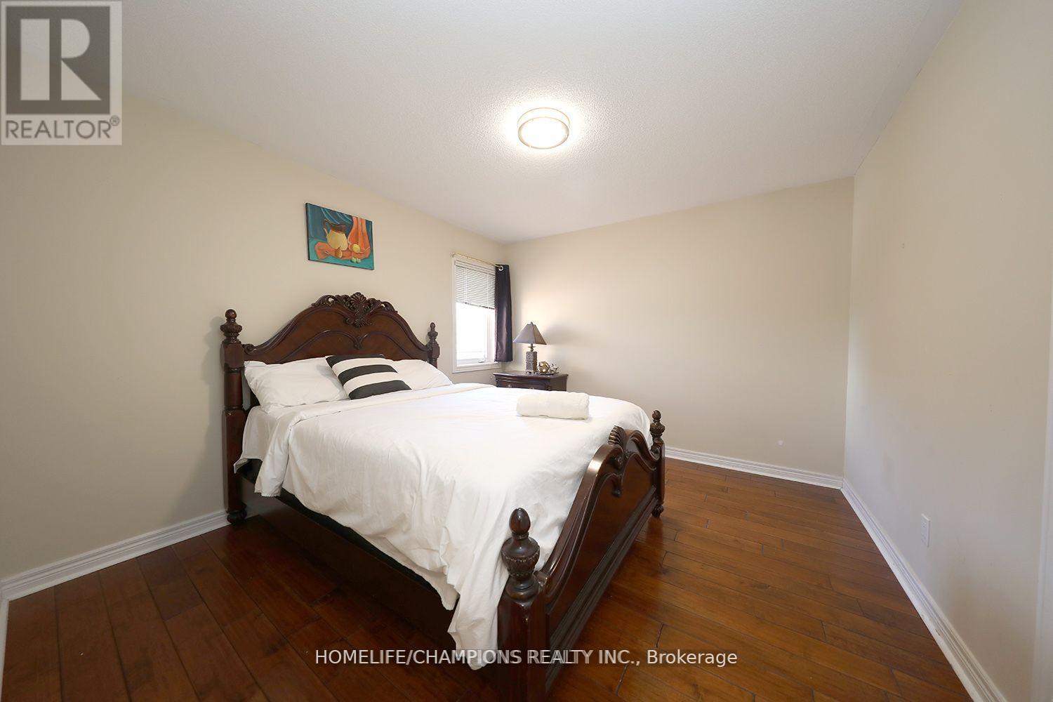 Photo 16 of 142 Estate Garden Avenue, Richmond Hill ON
