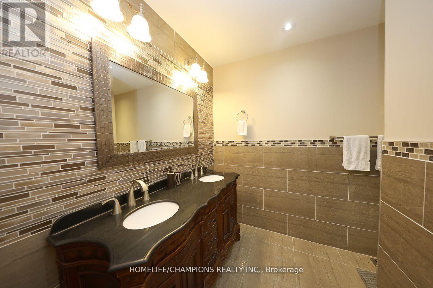 Photo 17 of 142 Estate Garden Avenue, Richmond Hill ON