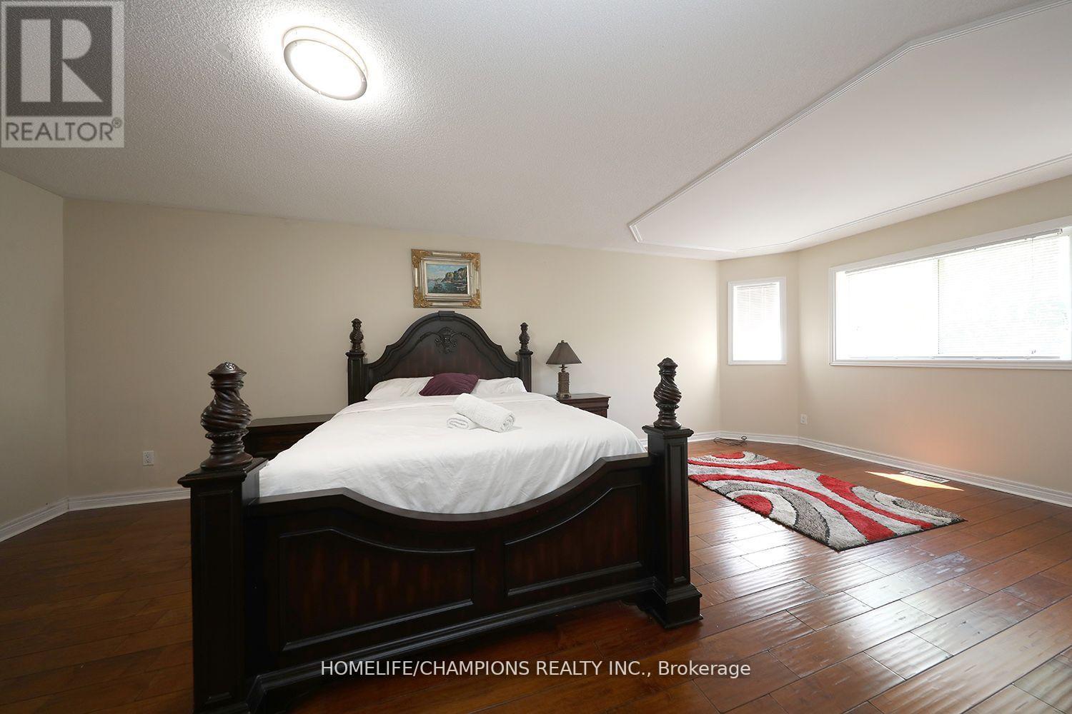 Photo 4 of 142 Estate Garden Avenue, Richmond Hill ON