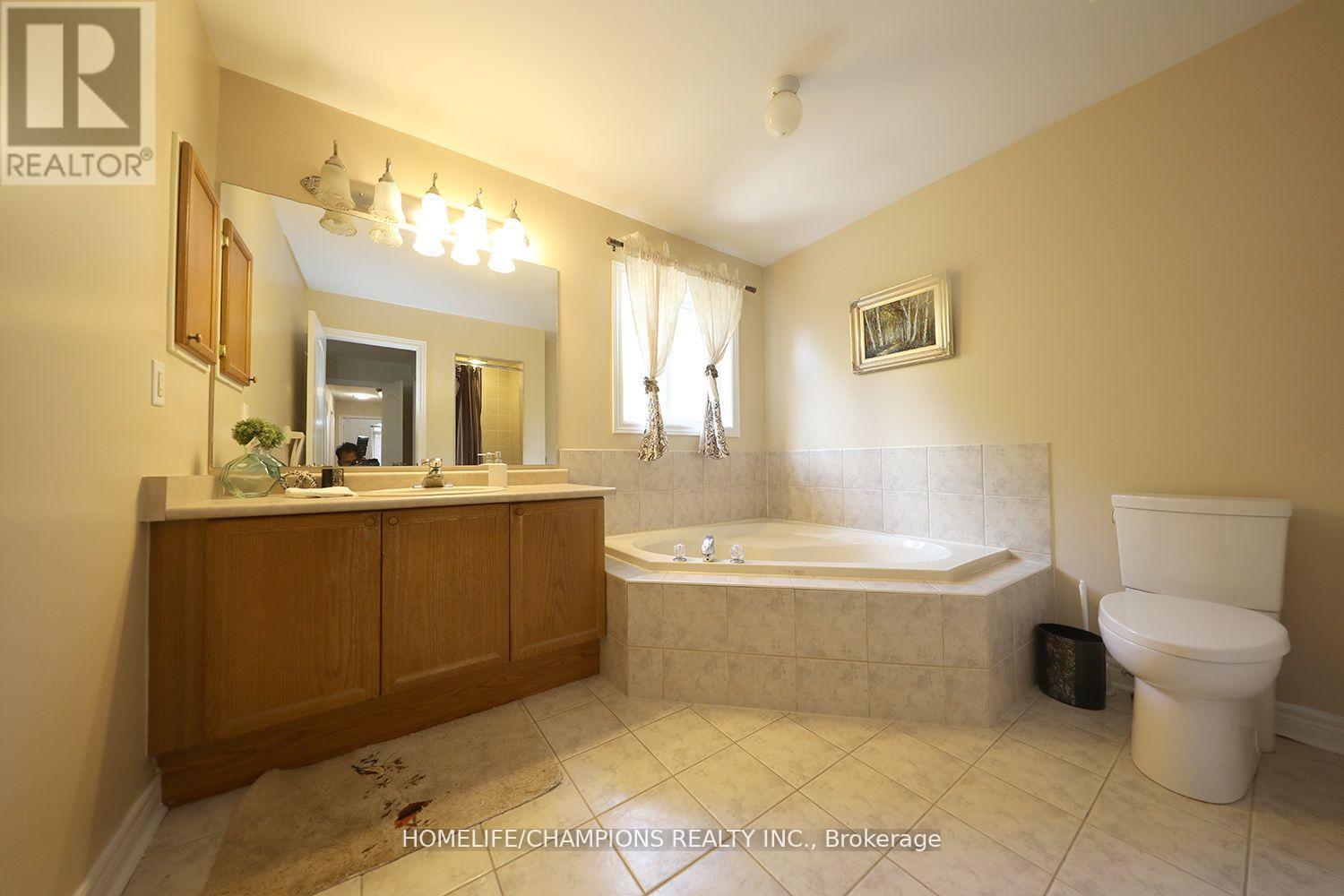 Photo 5 of 142 Estate Garden Avenue, Richmond Hill ON