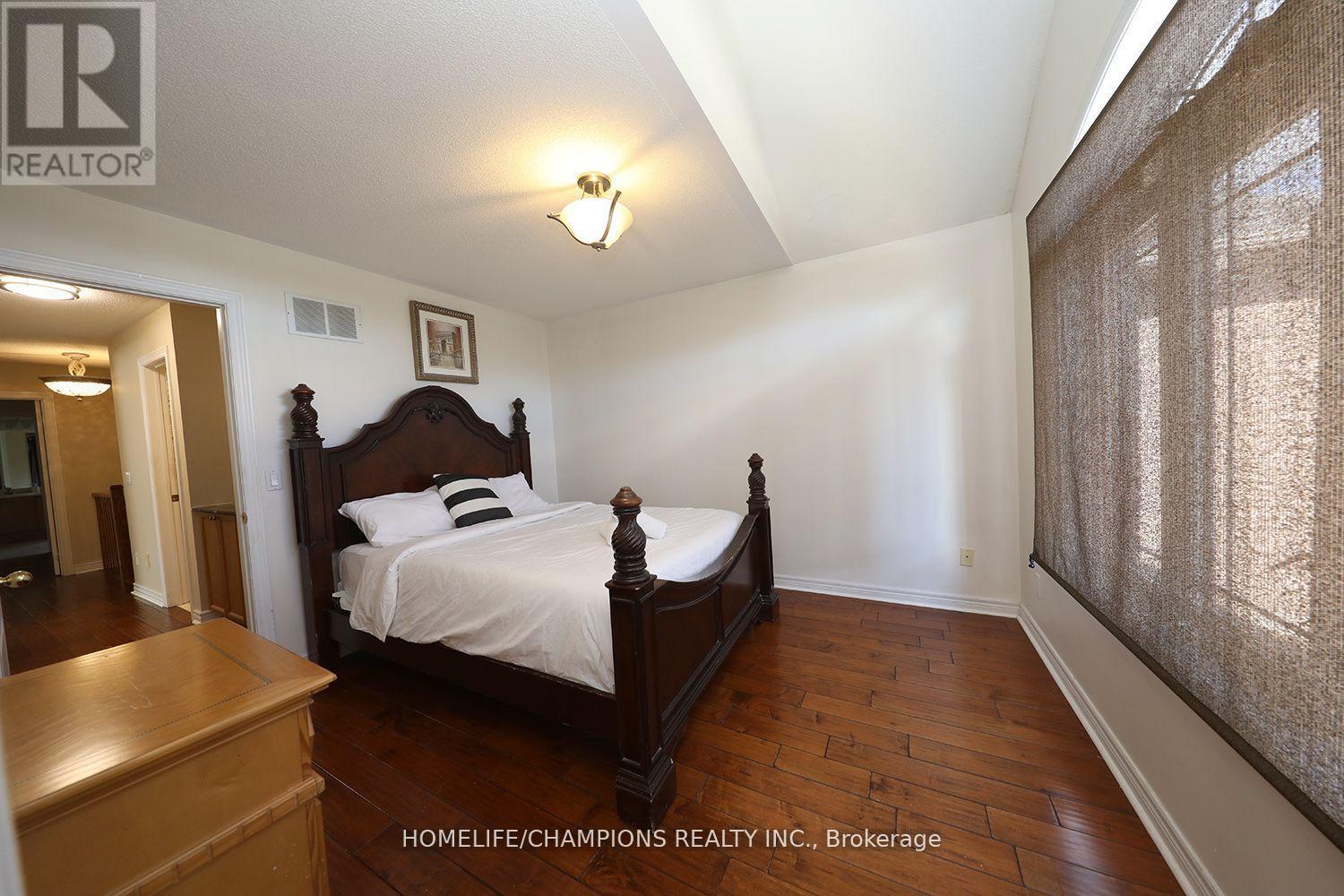 Photo 8 of 142 Estate Garden Avenue, Richmond Hill ON