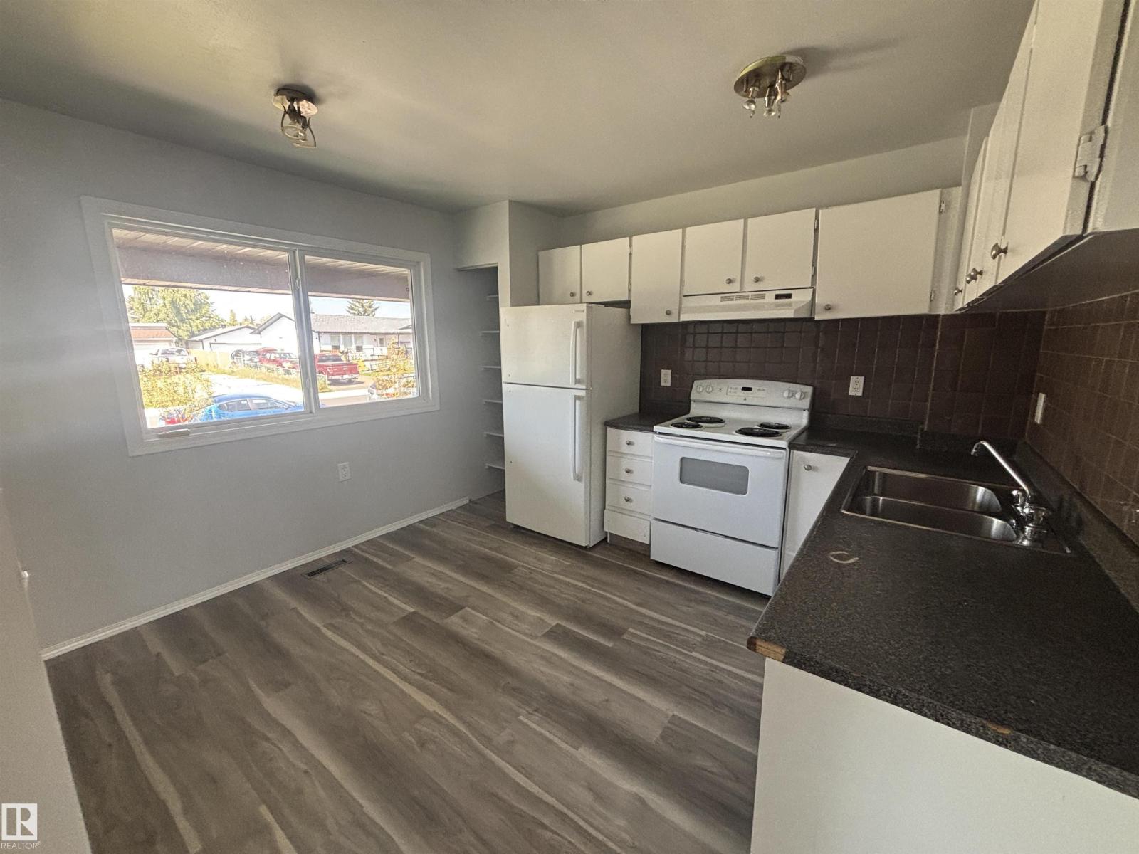 Photo 3 of 1 13833 30 St Nw, Edmonton AB