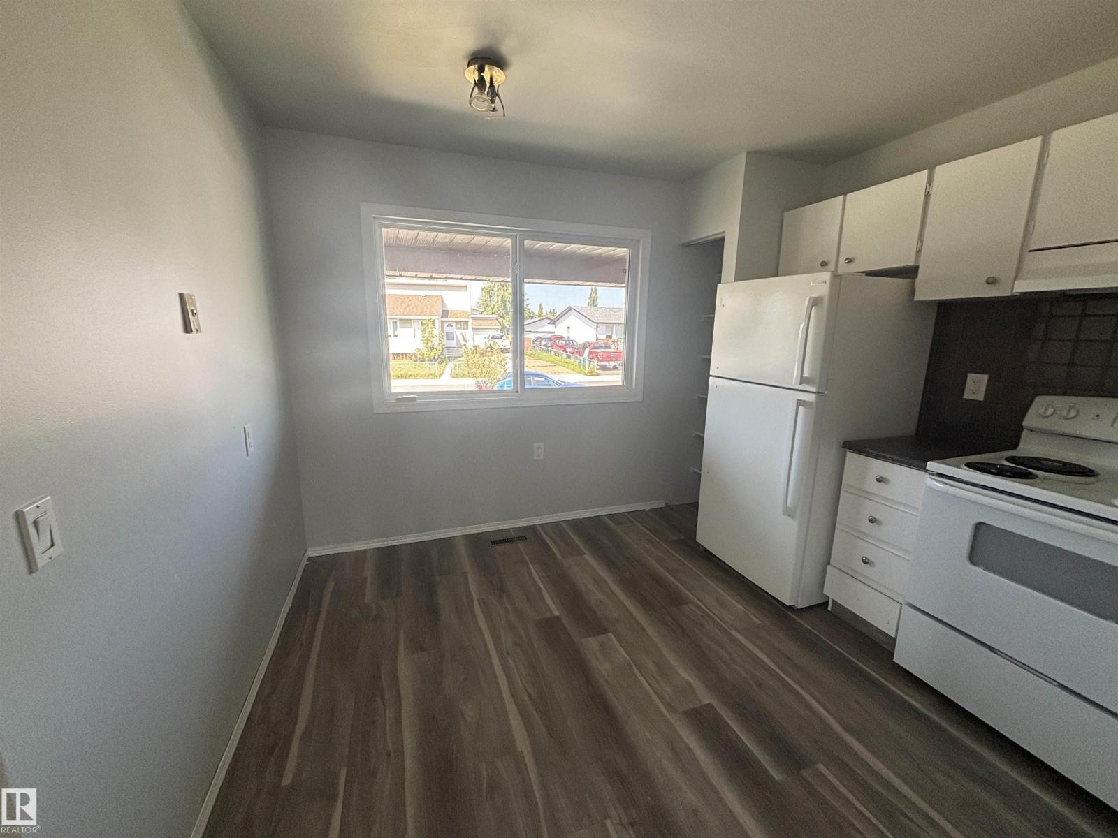Photo 4 of 1 13833 30 St Nw, Edmonton AB