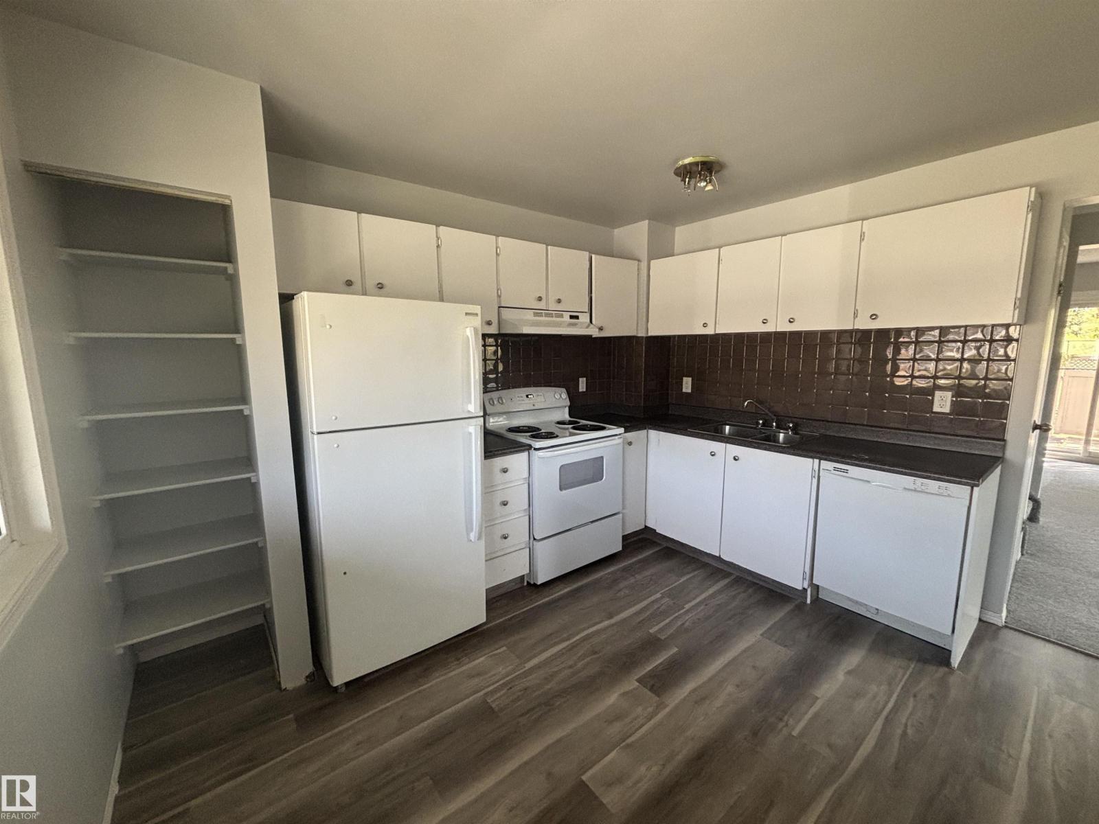 Photo 5 of 1 13833 30 St Nw, Edmonton AB