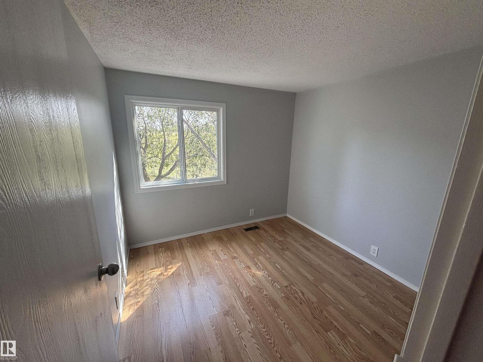 Photo 9 of 1 13833 30 St Nw, Edmonton AB