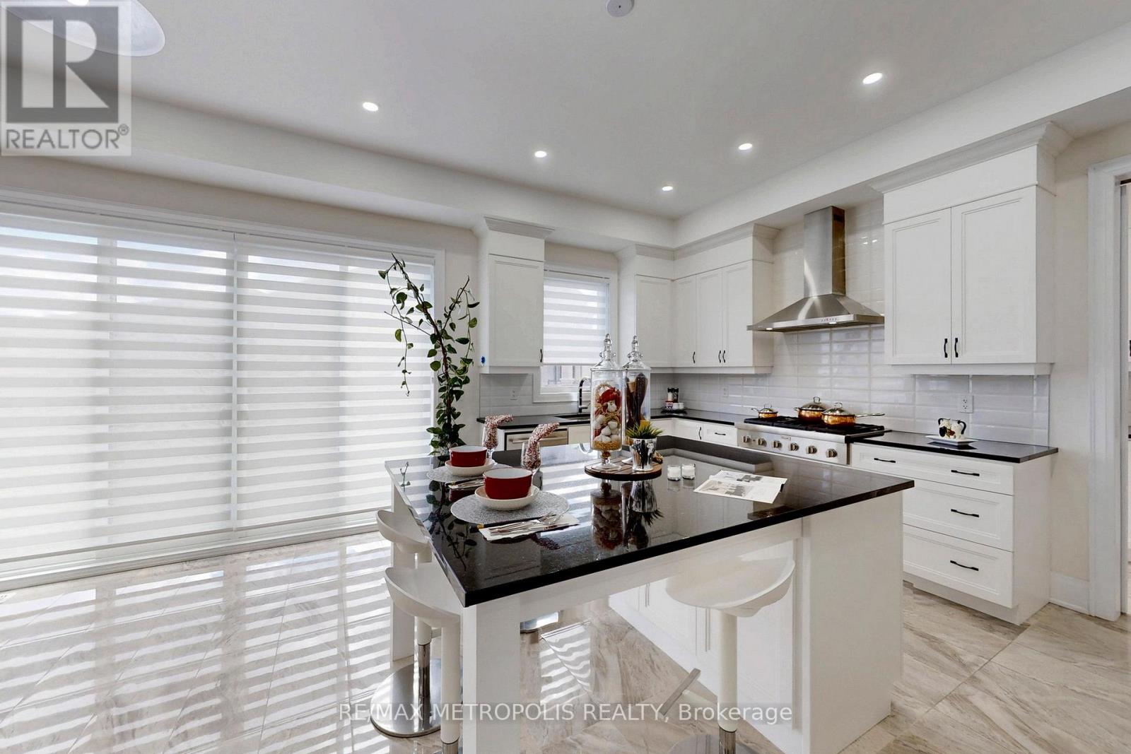 Photo 12 of 163 Ballantyne Boulevard, Vaughan ON