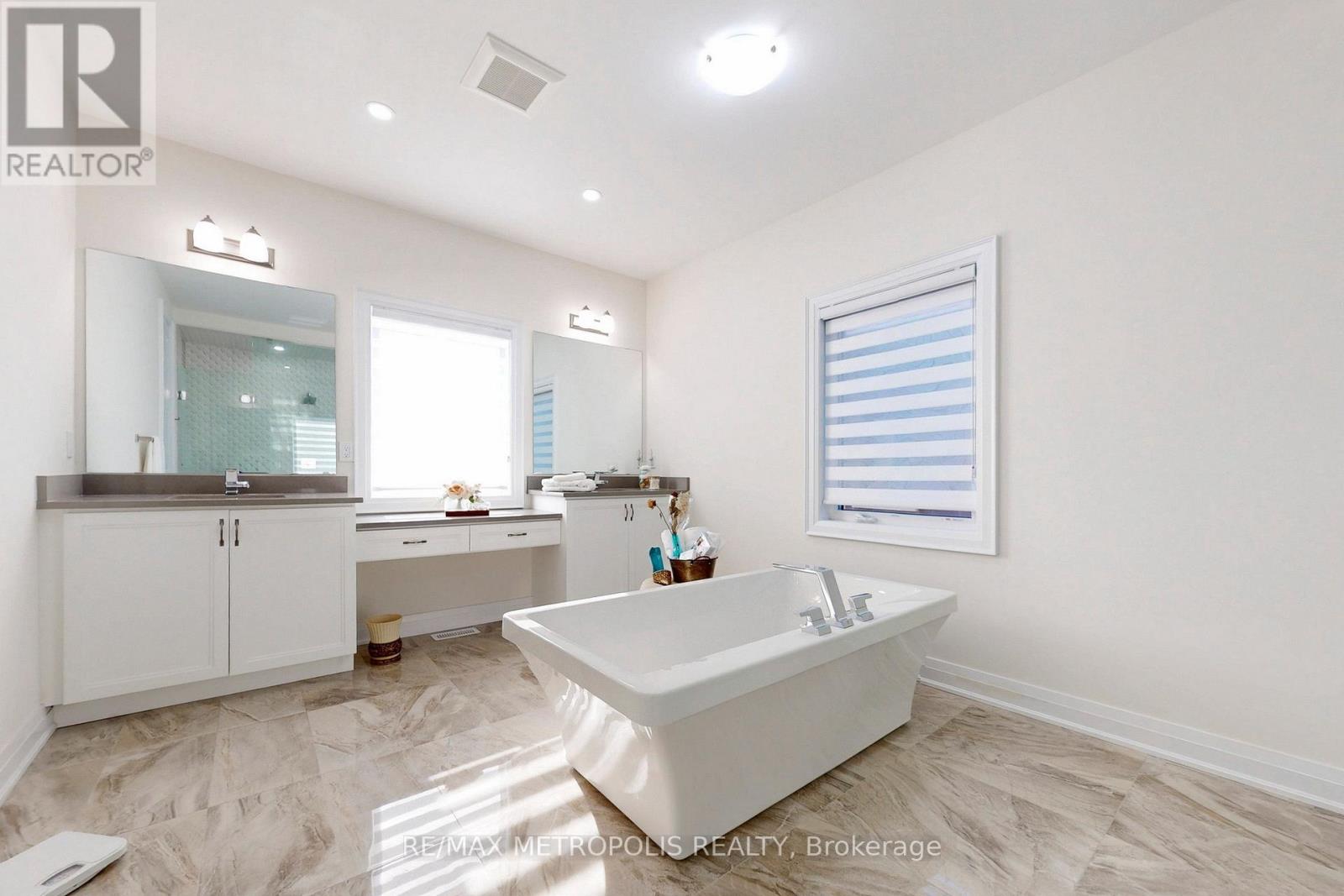 Photo 31 of 163 Ballantyne Boulevard, Vaughan ON