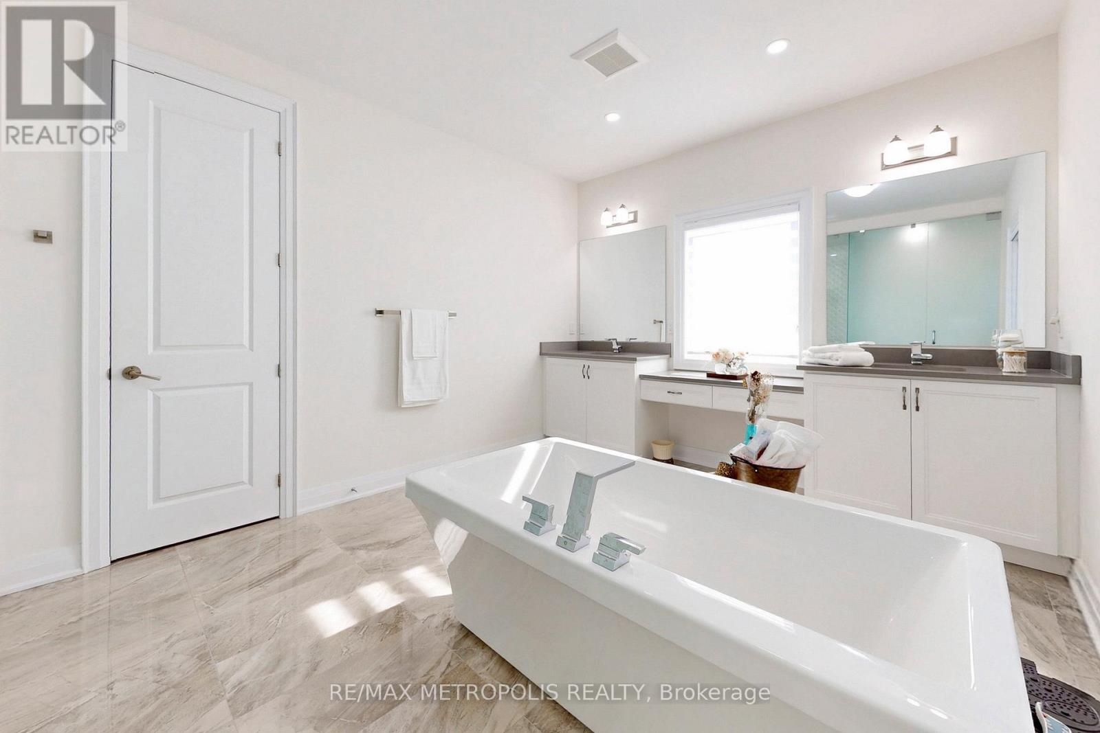 Photo 32 of 163 Ballantyne Boulevard, Vaughan ON