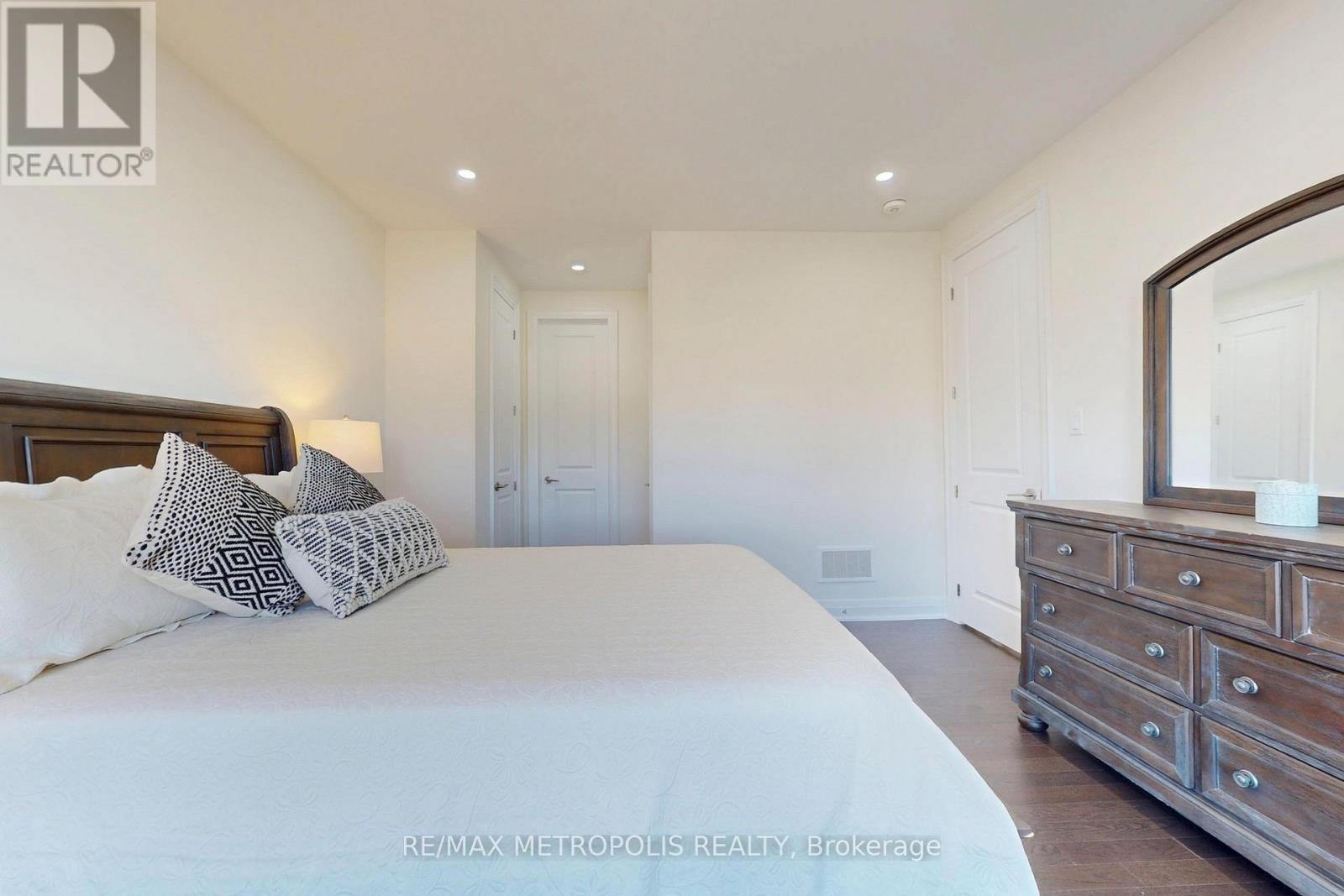Photo 38 of 163 Ballantyne Boulevard, Vaughan ON