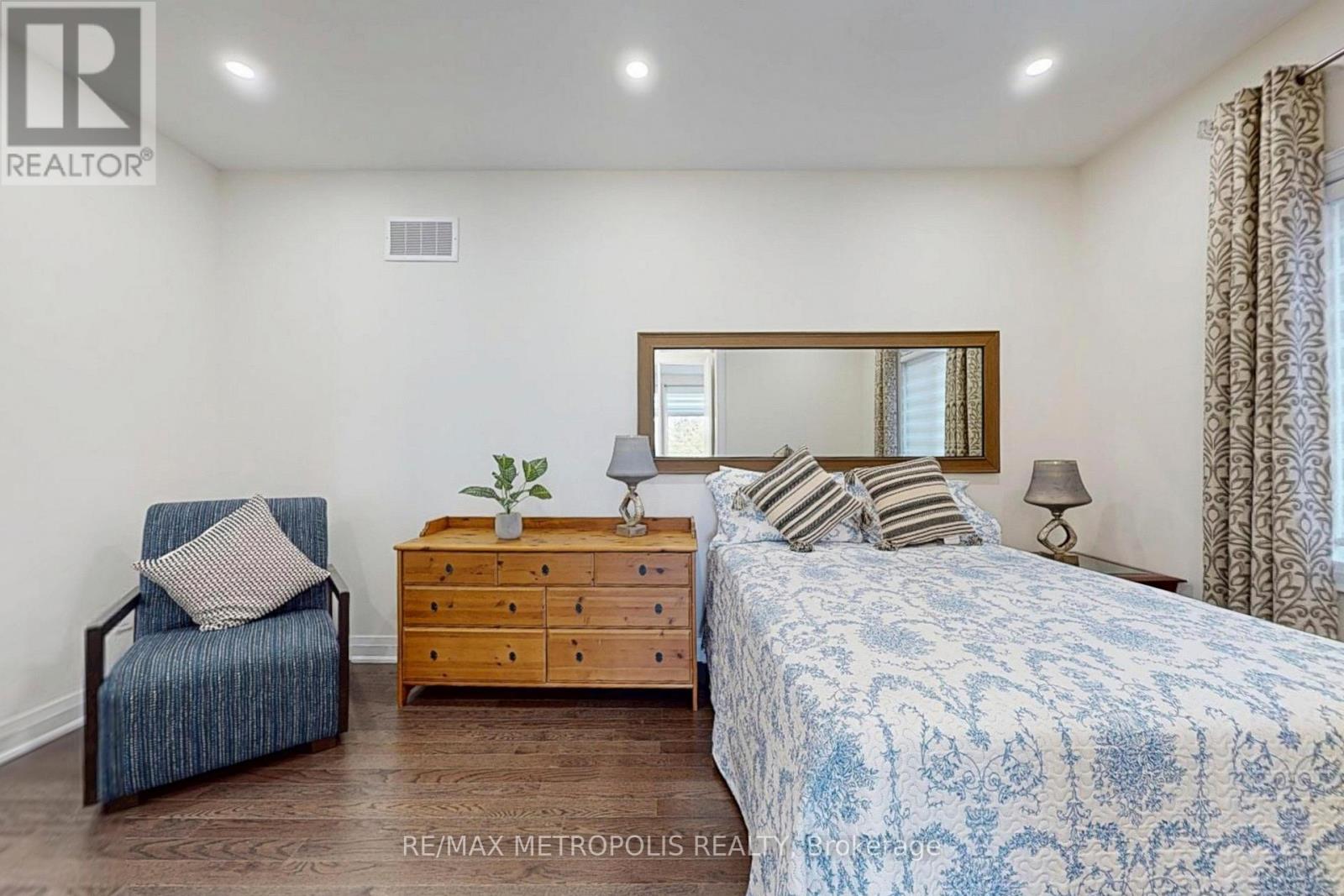Photo 42 of 163 Ballantyne Boulevard, Vaughan ON