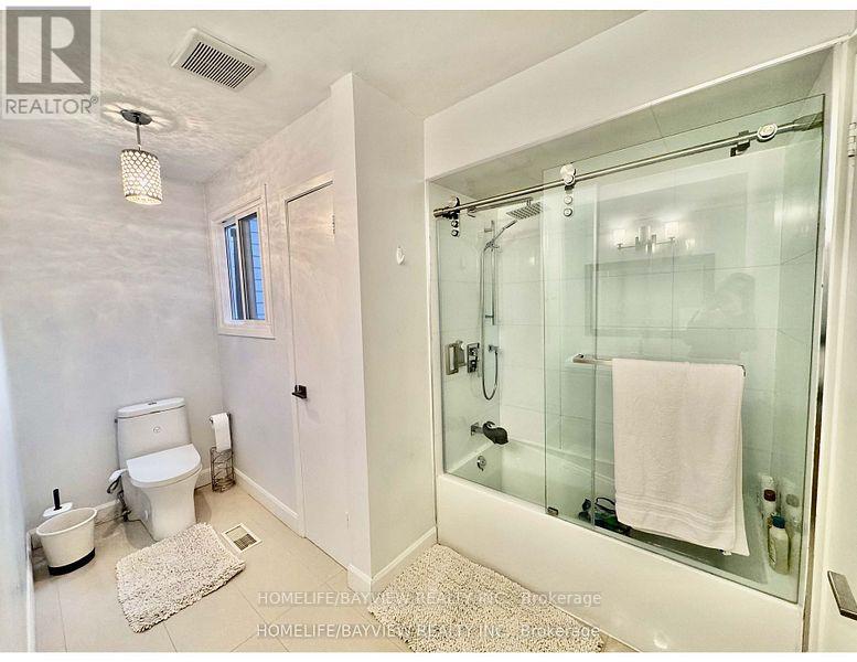Photo 18 of 23 Holm Crescent, Markham ON