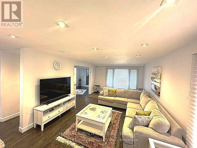 Photo 7 of 23 Holm Crescent, Markham ON