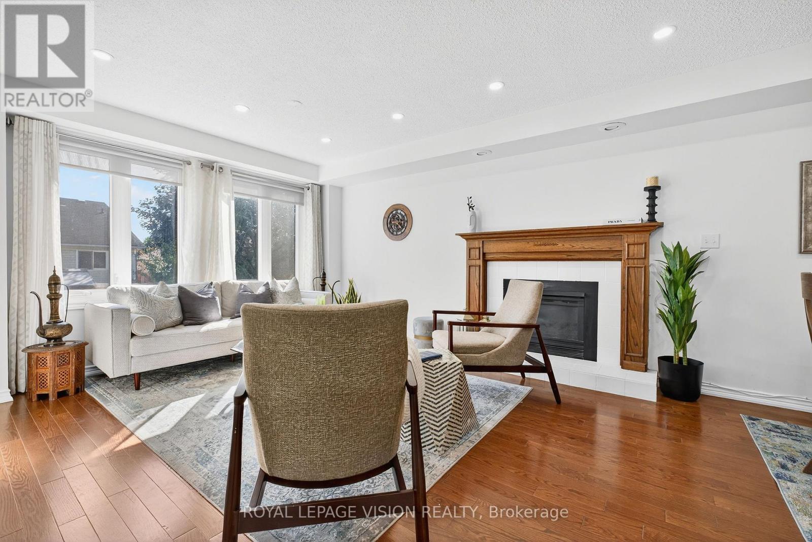 Photo 11 of 811 Beatrice Street E, Oshawa ON