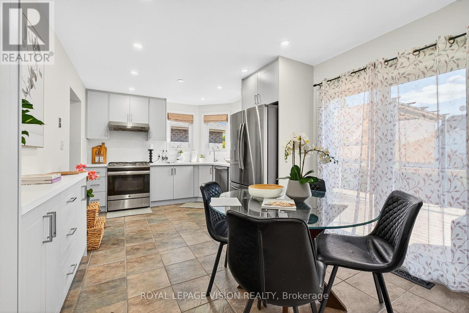 Photo 17 of 811 Beatrice Street E, Oshawa ON