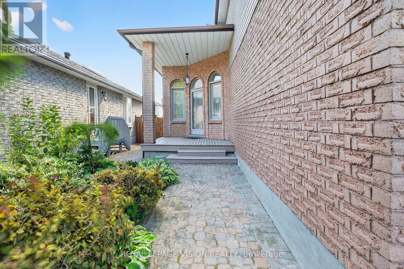 Photo 2 of 811 Beatrice Street E, Oshawa ON