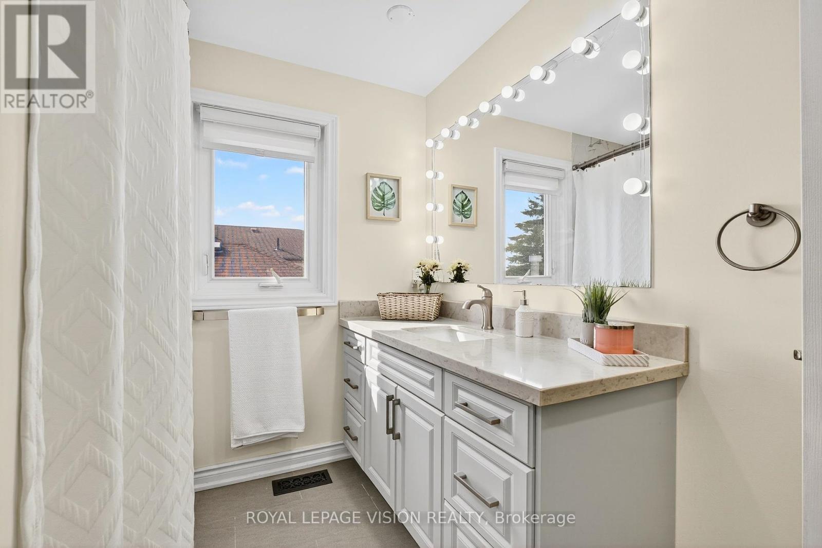 Photo 28 of 811 Beatrice Street E, Oshawa ON