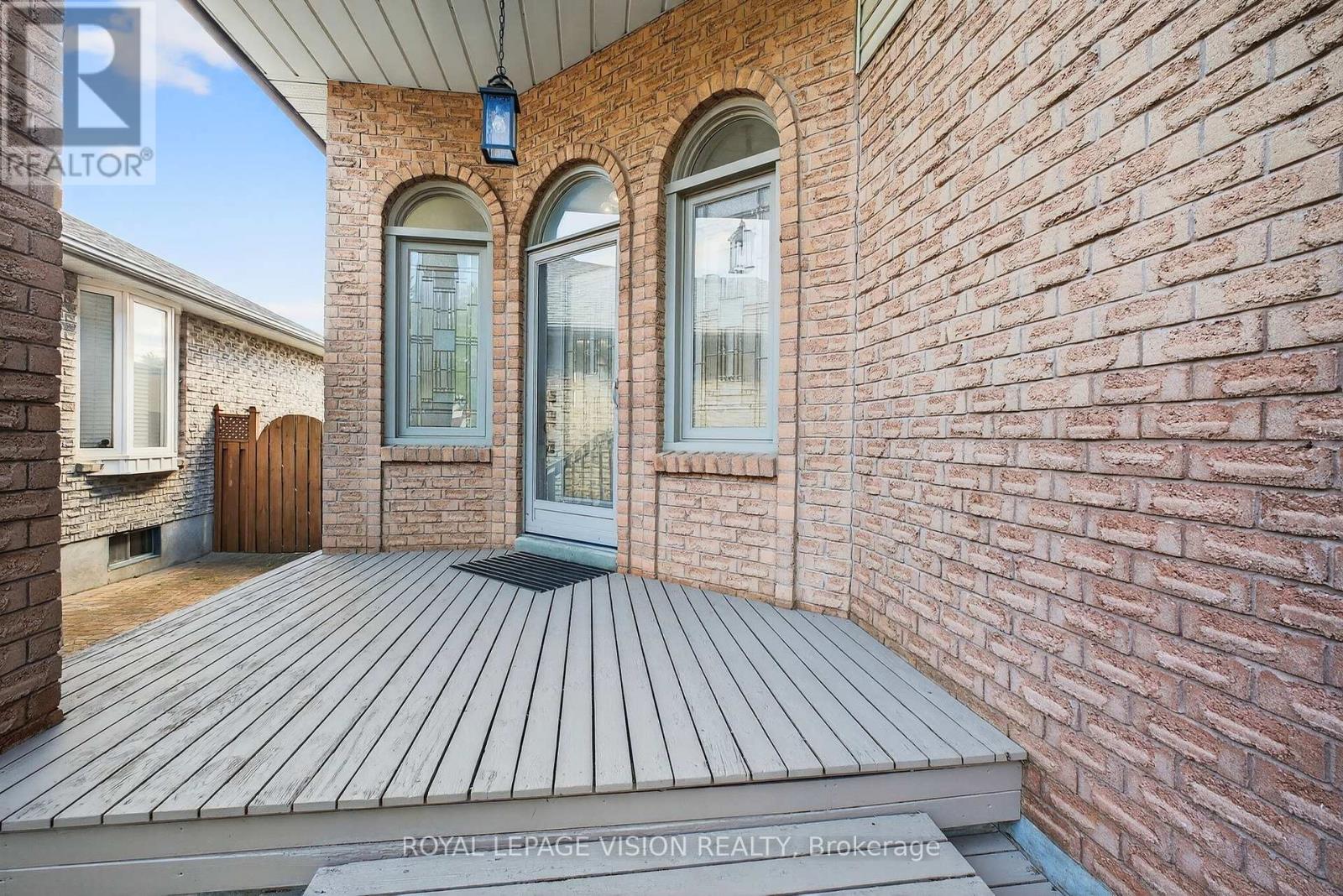 Photo 3 of 811 Beatrice Street E, Oshawa ON