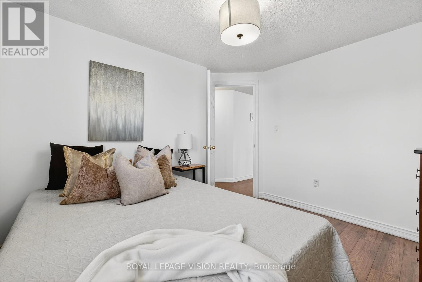 Photo 32 of 811 Beatrice Street E, Oshawa ON